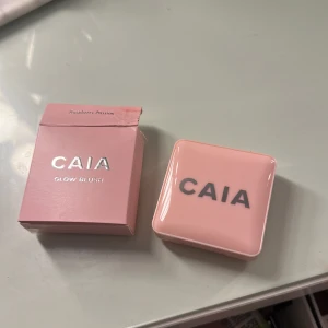 Caia Bluch  - Superfint bluch från caia. I färgen raspberry passion. Aldrig använd. 