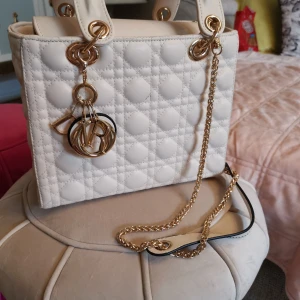 D väska  - Hält nytt axelrem väska som är aldrig använt bara suttit i garderoben. 