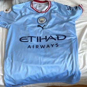 Man city fotbolls tröja - En fotbolls t-shirt. En bra använt mycket men inget man ser bra skick storlek S