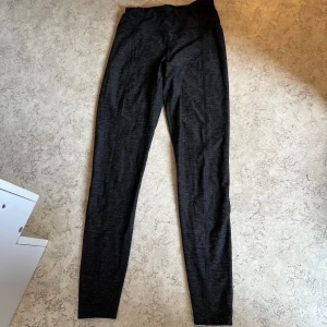 Tränings tights -  tränings tights som använts många gånger man är i topp skick, och töjbara, storlek xs fast folk med storlek Small och Medium kommer in i dem utan problem, säljer dessa då jag är M och L i storlek och dessa är för små på mig, de är vackra!