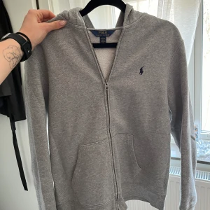 Ralph Lauren zip Hoodie - Storlek L men för åldrarna 14-16 år. Passar därför en vuxen i strl S. I fint skick. 