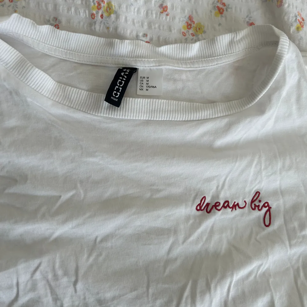 En superfin flowig T-Shirt från H&M, sparsamt använt. T-shirts.