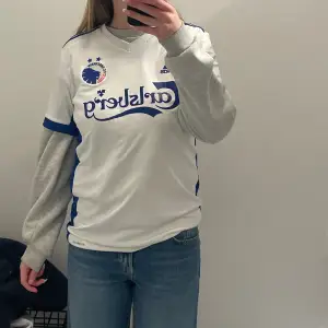 Säljer min F.C. Köpenhamn tröja från säsongen 20/21, då jag har två likadana. Den är köpt i Fck shoppen och är i nyskick. Herrtröja i strl M. 