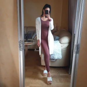 Kardigan  - Lång cardigan som jag inte använder längre, två användbara fickor och har en liten fläck vid nacken, inget som syns eller förstör utseendet (se bild 6). ☕️☕️  Längd: 99cm  50% Akryl 50% Viskos  • Jag är 173cm (xs)