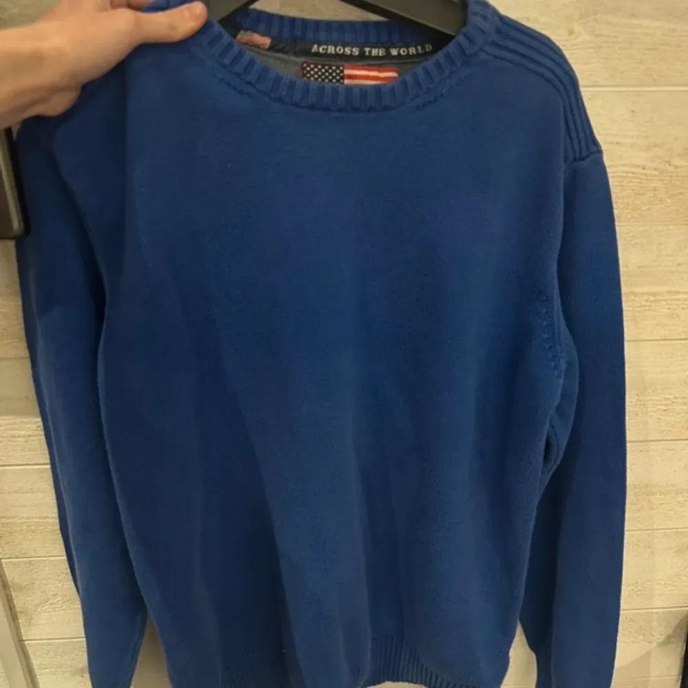 Mörkblå sweatshirt storlek L men skulle säga S/M. Hoodies.