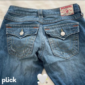 Lågmidjade true religion jeans - Lånade bilder av den jag köpte jeansen av. Säljer eftersom att dem eftersom att dem inte kommer till användning. Midjemåttet och innerbenslängden är båda 79 cm. Jeansen är raka i benen och lågmidjade, skriv för fler bilder eller frågor!