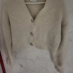 Kofta stl S - Kofta stl S köpt från Kapphal. Använd skick dock inte skador. Nypris cirka 399kr