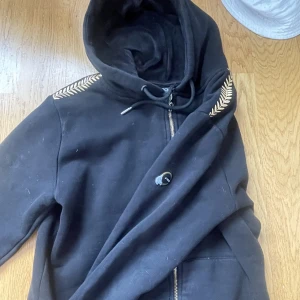 Zip tröja la vichy - La vichy zip tröja med guldiga detaljer med skönt material i luvan