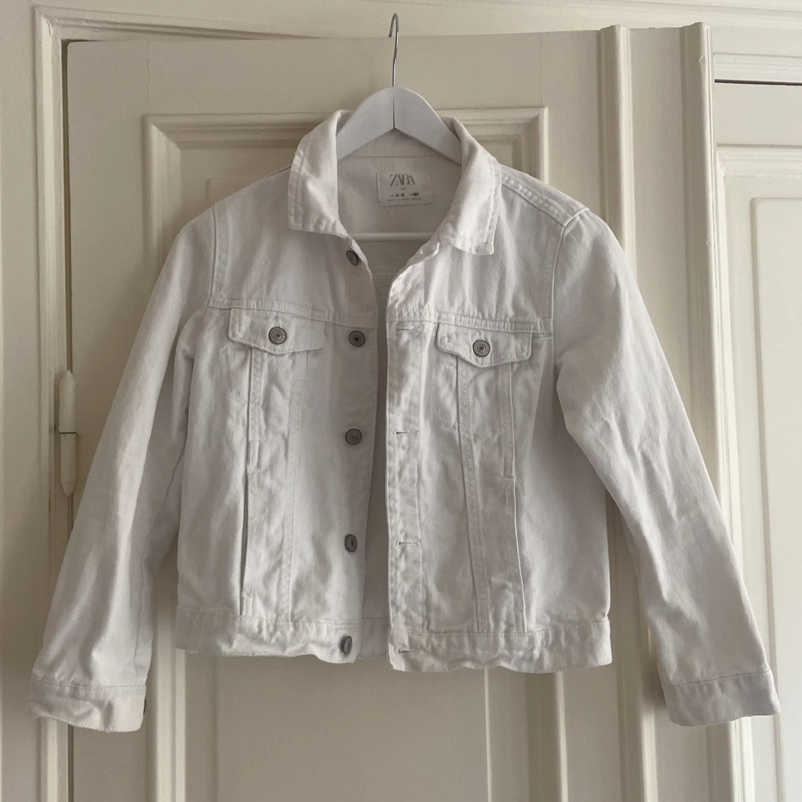 Vit jeansjacka från zara, super snygg men har tyvärr blivit för liten för mig
