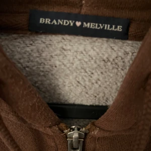 Brandy melville hoodie - Hoodie med perfekta oversized passformen.