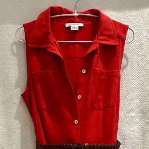 Roströd klänning med bälte från Liz Claiborn - Fin minilång klänning, roströd/korallröd.  Dragkedja i sidan.  Bälte. 