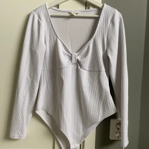 Vit body  - En fin vit body från H&M. Använd 2 gånger, sann i storlek. 