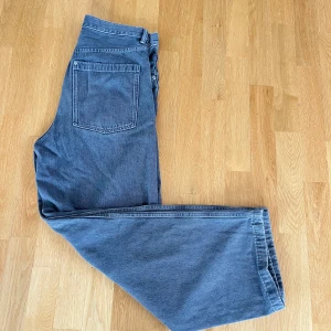 Jeans - Hej, jag säljer nu dessa jeans från HM i modellen ”Baggy Fit”. Storlek: W30 L32 Jeansen är använda ett fåtal gånger och är i gott skick.