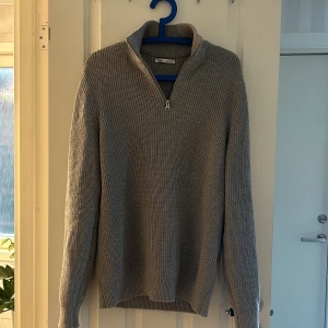 ZARA stickad hand zip grå - En stickad glad zip från Zara i storlek M. Bra skick, aldrig använt och säljer pga för liten för mig