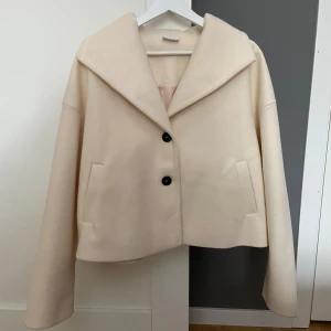 Beige kappa från Vero Moda - Jätte fin kappa från Vero Moda. Endast använd en gång. Säljer då den inte kommer till användning. Nypris 700kr säljer för 300kr.✨
