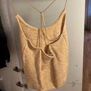 Topp med guldiga axelband  - Använd typ en gång, säljer för den ej passar mig längre 💕