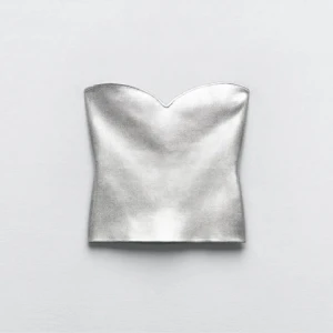 Silver topp zara - Så fin silvrig topp från Zara, den är liten i storleken så passar jättebra på s/m