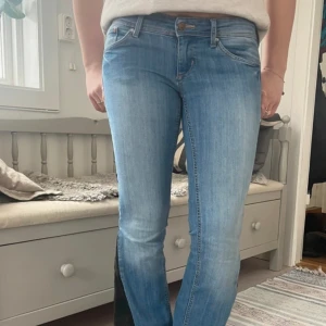 Lågmidjade jeans - Lågmidjade jeans som har mönster, omsydda från skinny jeans till bootcut av en proffesionell sömmerska! Storlek 36 🤗