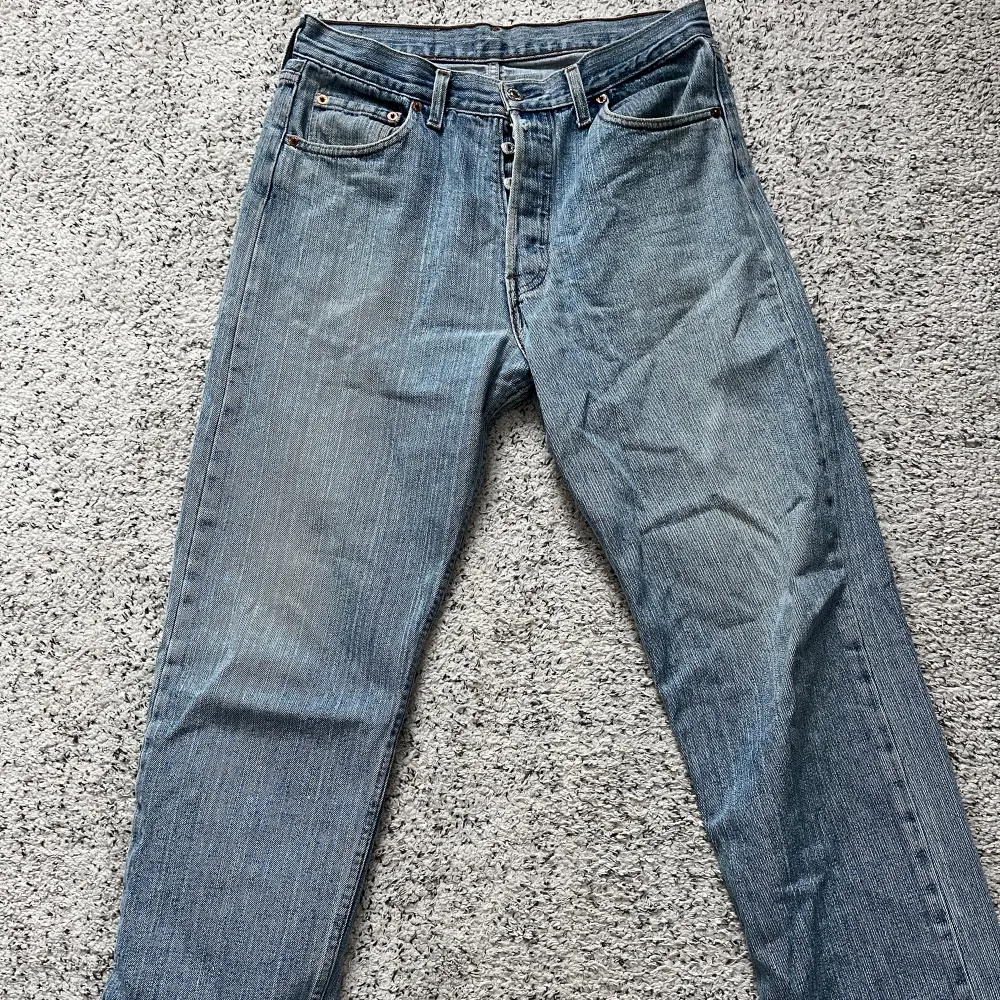 Säljer dessa blå Levis 501 eftersom de är förstora för mig💞 skulle säga att de är i storlek 38/40. Jeans & Byxor.