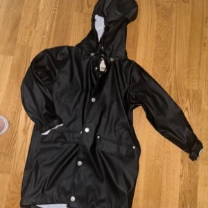  Regnjacka/kappa  - Regnjacka/kappa från lager 157 använd en gång ut till bilen.   Storlek 100/120