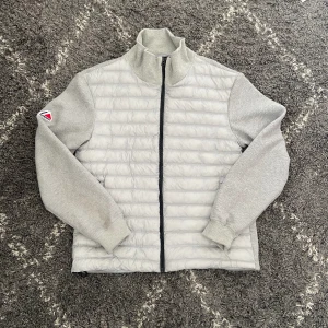 Superdry cardigan - Tja, säljer denna feta och sköna cardigan perfekt nu till våren! Strlk M men passar även S skulle jag säga! Bara skriva om funderingar finns!🔥