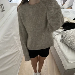 Stickad tröja - Brunbeige stickad tröja från WERA i stl xs men skulle snarare säga s/m, skriv för fler bilder eller frågor!🩷