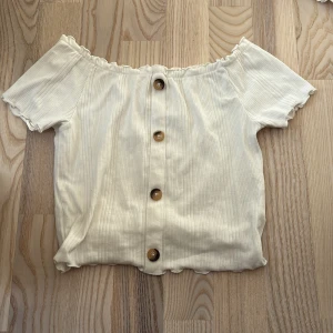  Topp  -  Jättefin topp från Kappahl med lite volang  storlek 146/152