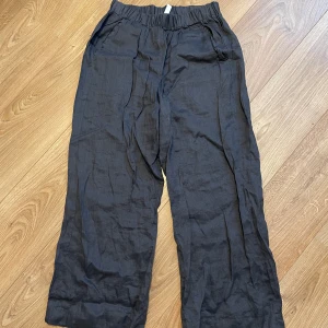 Grå linnebyxor - Grå linnebyxor från kay/day i storlek L med elastisk midja. Använda typ 2-3 gånger!