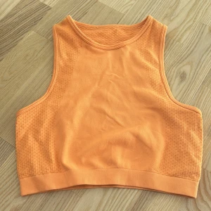  Orange topp -  Jättefin orange träningstopp storlek står ej på lappen för den är borta men vet det XS