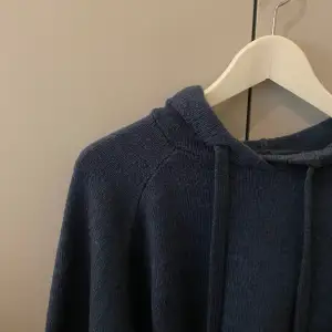 Jätte fin blå stickad hoodie köpt secondhand! 