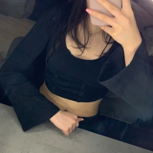 Svart tröja - Säljer för 40kr i storlek xs säljer då den är för liten för mig