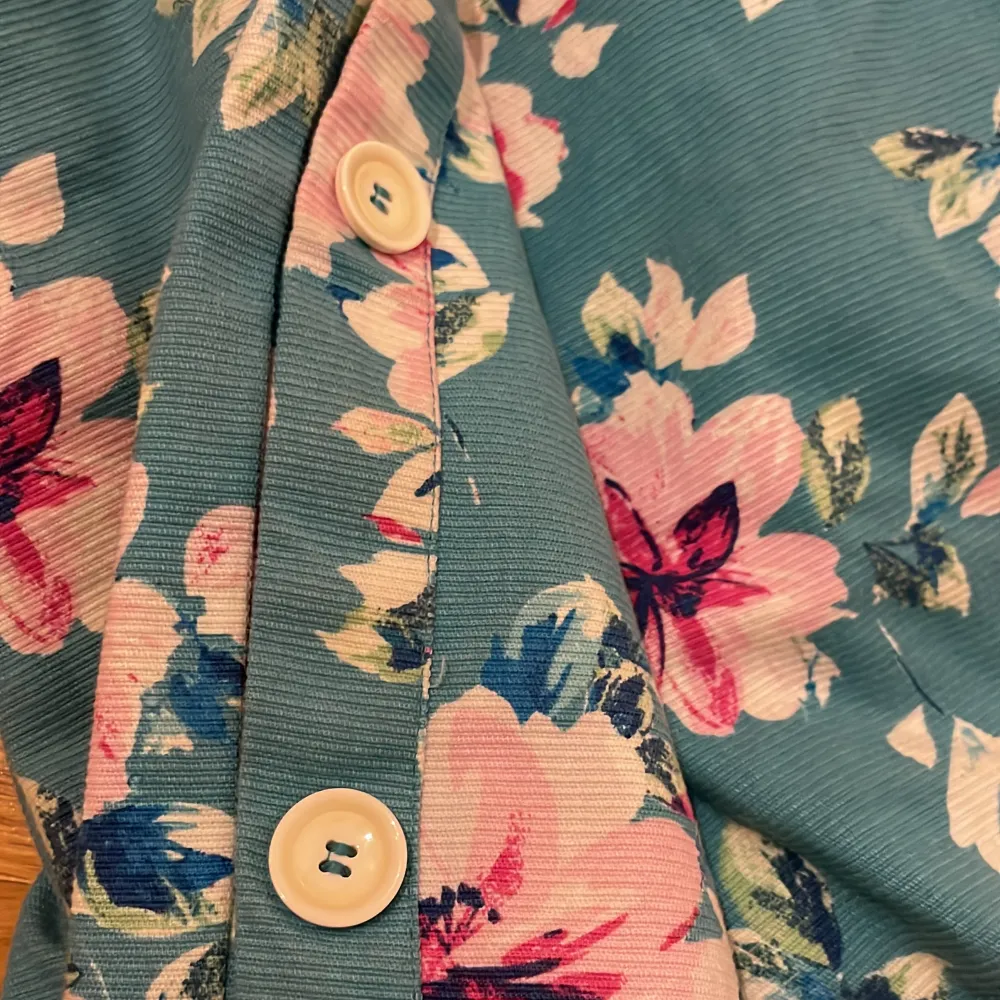Väldigt bra skick på dessa blå blommiga shorts med knappar på sidan stl 164 och är från Zara aldrig använda där av priset💓. Shorts.