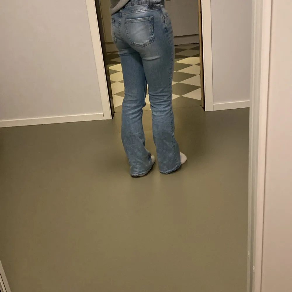 Säljer mina gamla Gina Tricot jeans då de inte kommer till användning längre. Är i storleken 158 men passar någon som är ca 160 lång. Kom privat för fler frågor/ bilder ❤️. Jeans & Byxor.