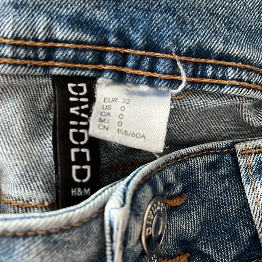 Säljer mina Lågmidjade flare jeans med coola fickor då dom inte kommer till användning. Dom är i bra skick förutom slitningarna nere vid den bakre delen på byxbenet. Det är bara att skriva för fler bilder, mått eller andra frågor💓. Jeans & Byxor.