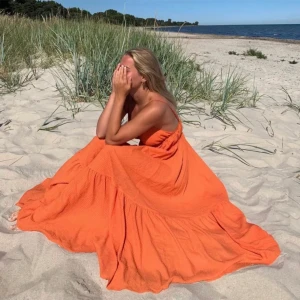 Orange långklänning  - En drömmig sommarklänning!! Från H&M storlek 34, helt perfekt 🤩🤩🤩