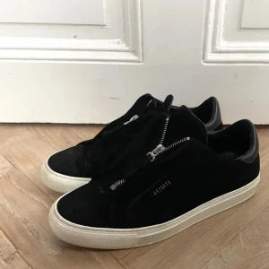 Axel arigato laceless - Fina och stilrena skor. Dom är perfekta till sommaren. Kondition är typ 8/10. Box, dustbag och accecories följer självklart med. Det är bara att höra av er om ni har några frågar😊