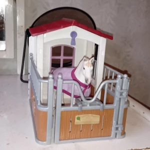Schleich häst box - Jag säljer denna schleich boxen med en vit häst med tecke, jag har nästan använt denna så det är därför jag säljer denna❤️