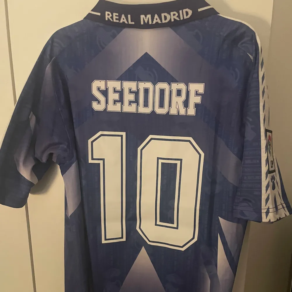 En klassisk real madrid tröja med seedorf på ryggen. En av de snyggaste de släppt som också är i toppskick. Pris kan diskuteras. :). T-shirts.