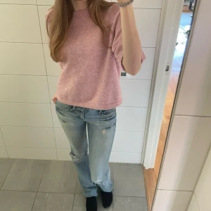 Håliga lågmidjade jeans  - Så sjukt snygga!! Mina favoritjeans som blivit försmå😭. Storlek W27 L34💕Ett litet hål på rumpan som inte syns när de är på, se sista bilden💗Midjemått 37cm rakt över, Pris kan diskuteras!
