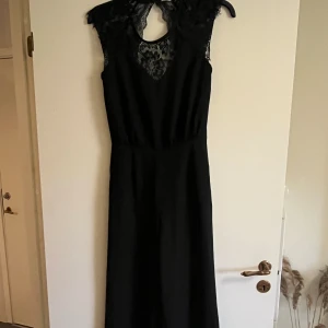 Byxdress från Cubus strl XS - Superfin byxdress från Cubus i strl xs💗 Använd ett fåtal gånger så den är i bra skick. Superfin detalj med att den är öppen i ryggen