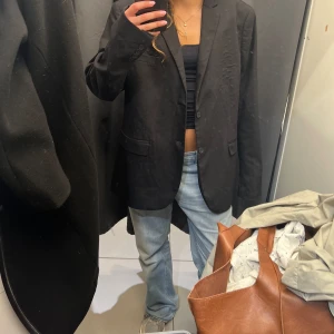 Kavaj H&M - En fin, svart & oversized kavaj från hm herr. Den enda defekten är det ”bubbliga” i tyget fram på ena bröstet. Bekväm och skön. Skriv om du ha frågor ☺️☺️