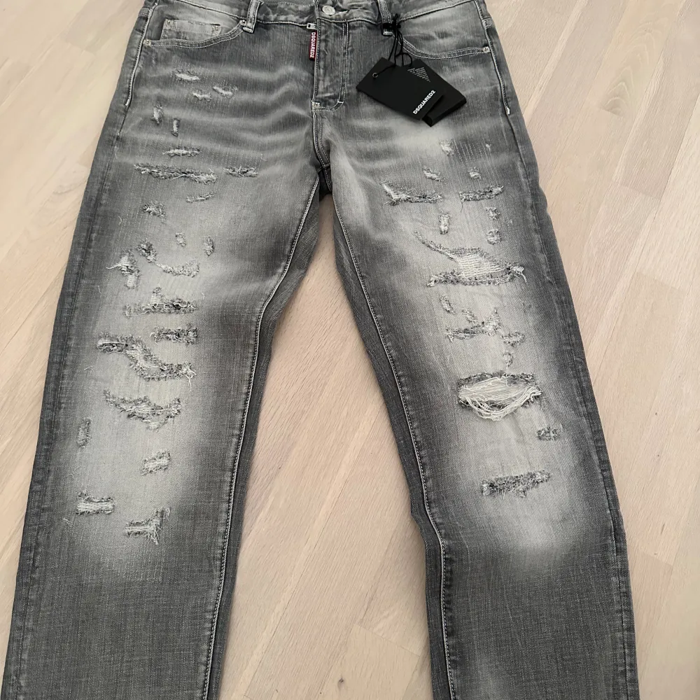 Tjena folket! Säljer helt nya, oanvända dsquared jeans, gråa. Vid fler frågor är det bara att skriva. Jeans & Byxor.