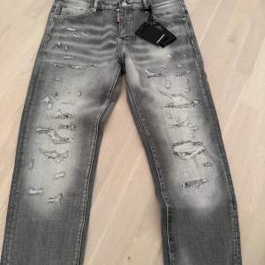 Tjena folket! Säljer helt nya, oanvända dsquared jeans, gråa. Vid fler frågor är det bara att skriva