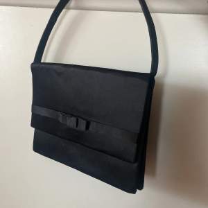En liten nätt handväska som man kan ha med på bröllop eller bal. Stoppa de nödvändigaste i, läppstift, kort.  Använd en gång på bal. Ungefär 12x17 cm stor. 