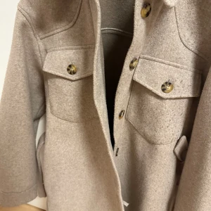 Beige kappa med bälte från Only - Väldigt bra skick, använd få gånger, utan prislapp. Strolek Xs. 