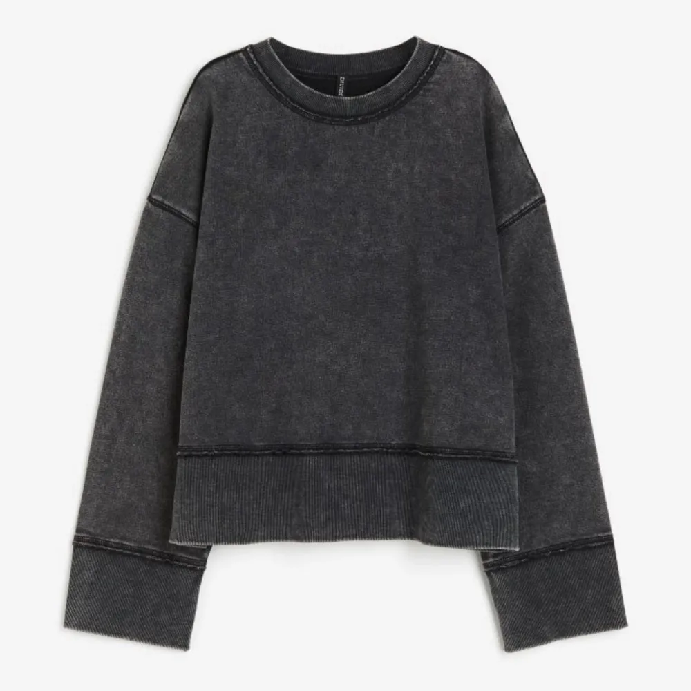 Supercool sweatshirt från H&M i strl M som aldrig är använd i nyskick 🖤. Tröjor & Koftor.