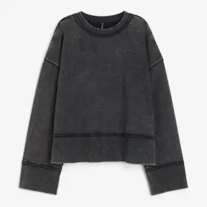 Supercool sweatshirt från H&M i strl M som aldrig är använd i nyskick 🖤