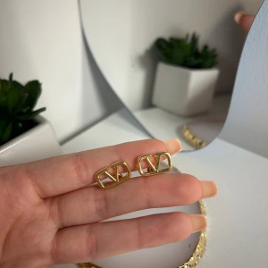 V örhängen guld - (V) - örhängen i guld. ALDRIG använda och helt nya!