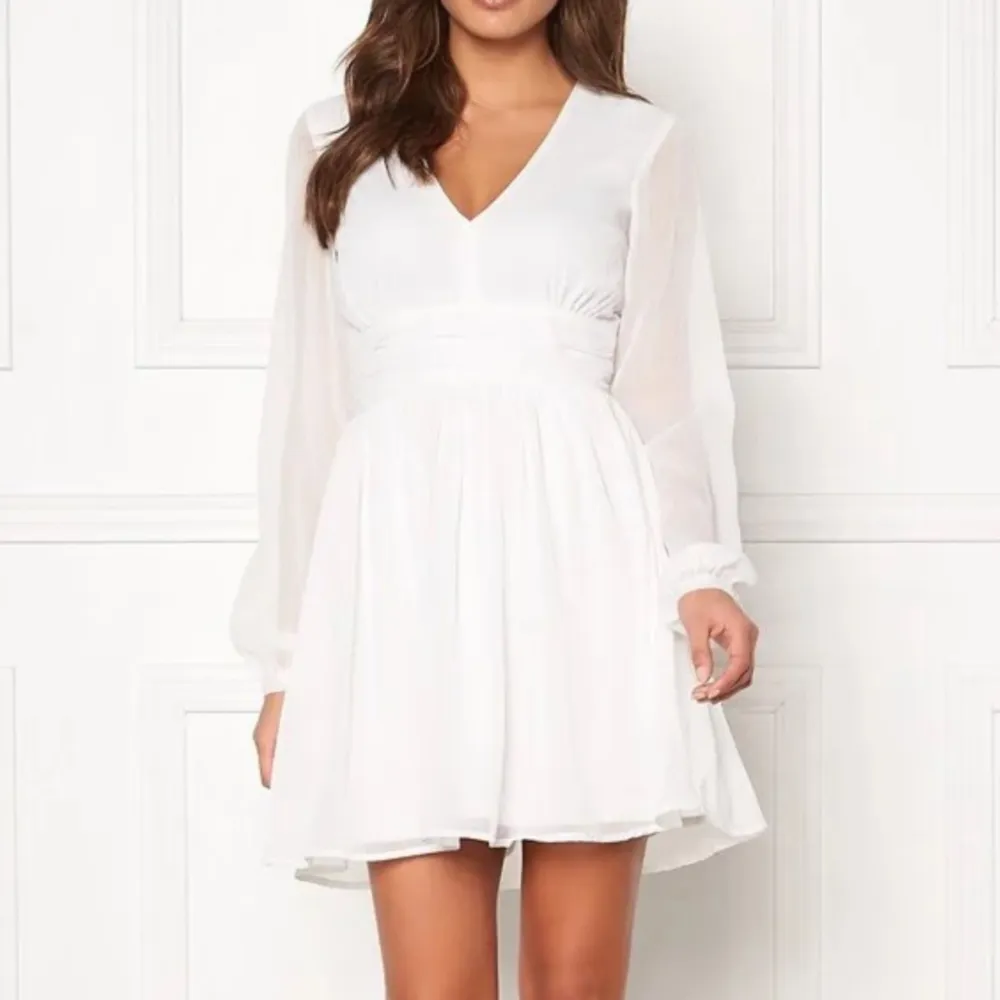 Jättefin och skön vit klänning som endast är använd 1 gång så i fint skick och perfekt nu inför sommaren/studenten. Nypris 700kr. Köparen står för frakten!. Klänningar.