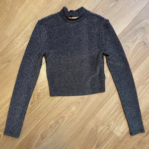 Glittrig topp med öppen rygg - Supersnygg glittrig festtopp med öppen rygg, använd 1 gång.